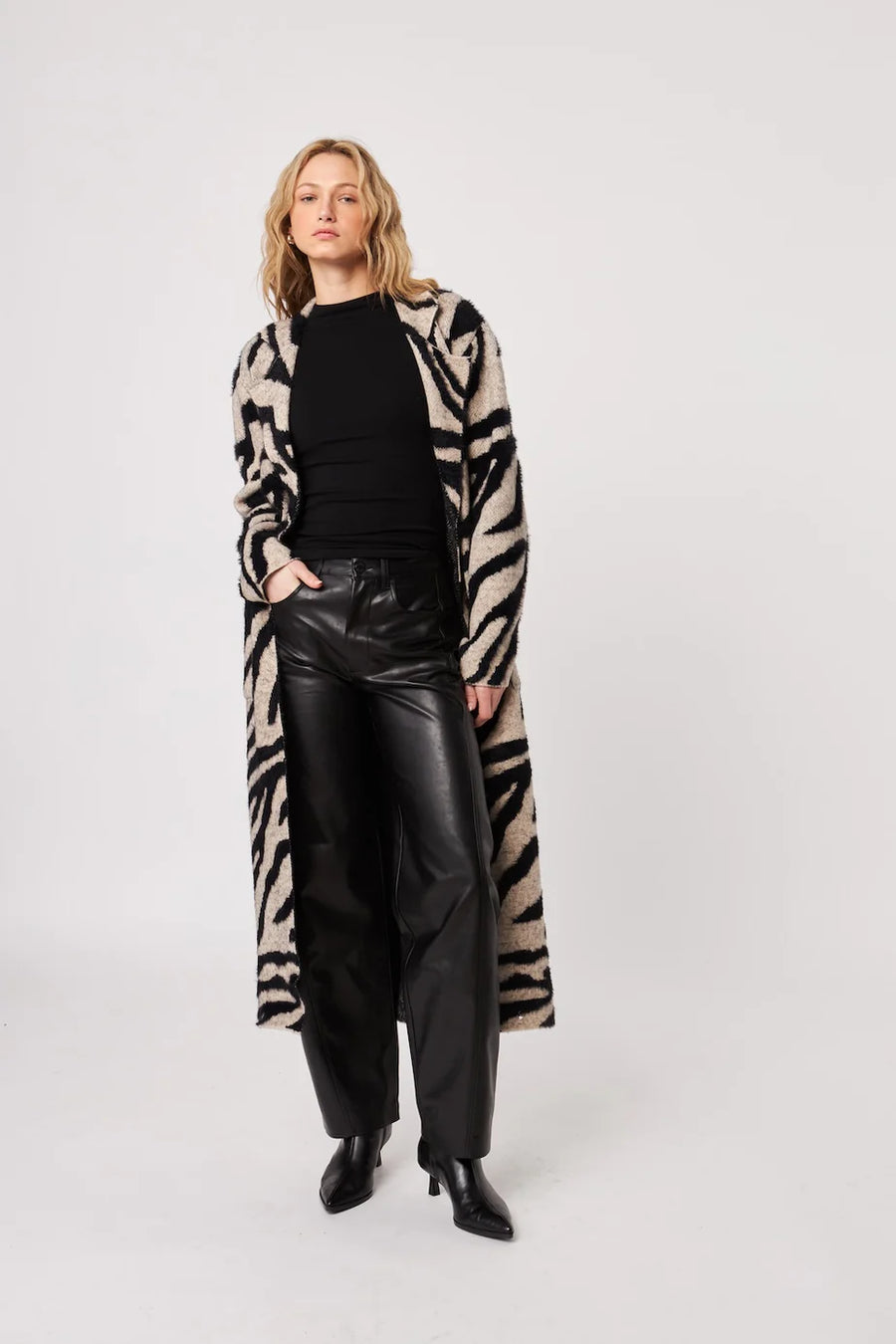手織りウールギャベ 170X245cm Rashad Long Cardigan in Shadow Zebra – B.loved